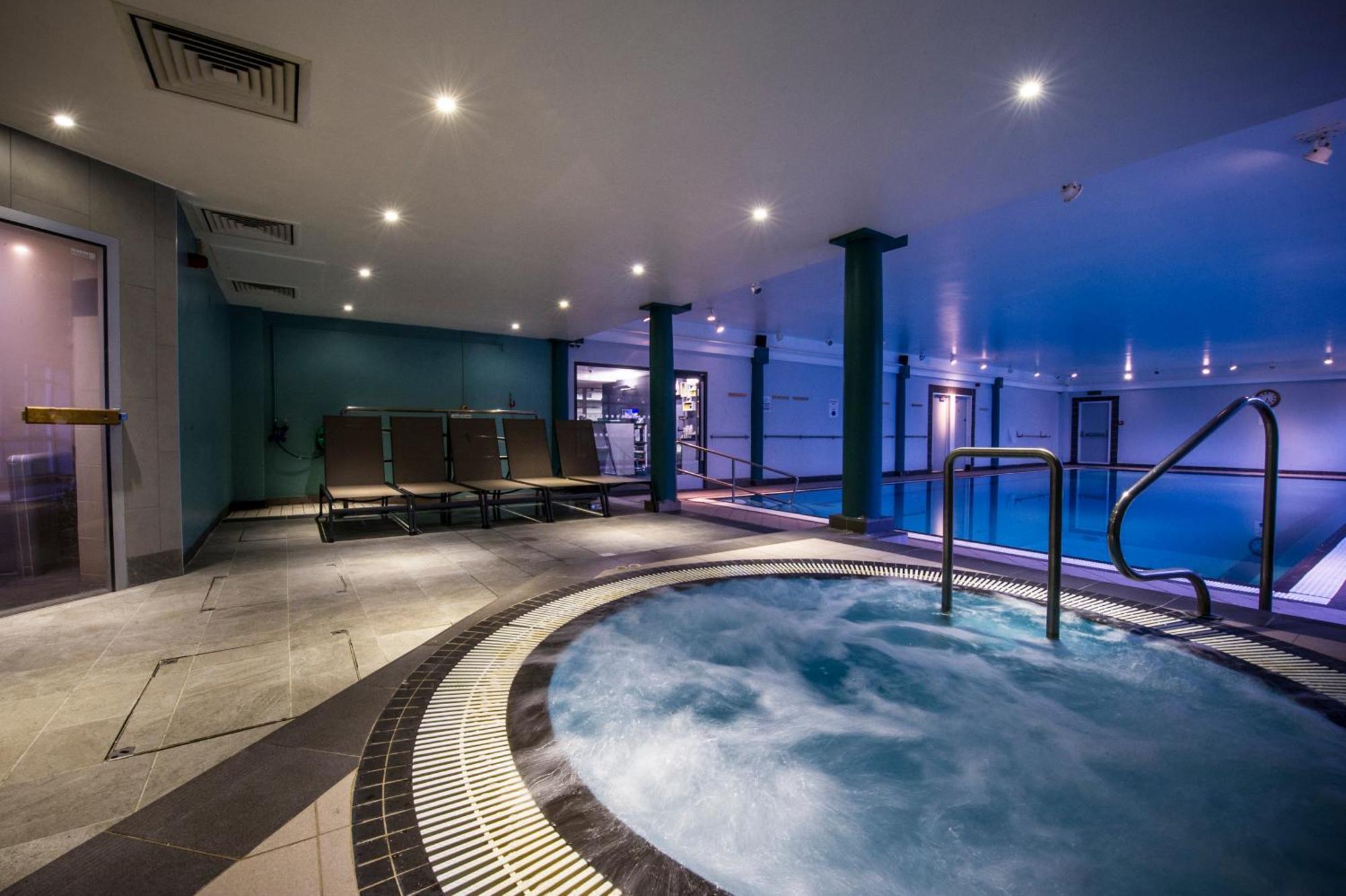 Doubletree By Hilton Cheltenham-Cotswolds Bagian luar foto