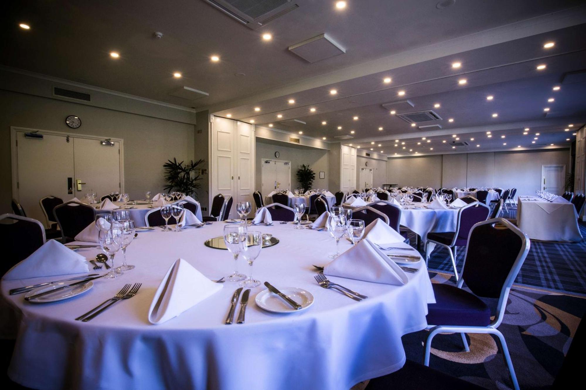 Doubletree By Hilton Cheltenham-Cotswolds Bagian luar foto