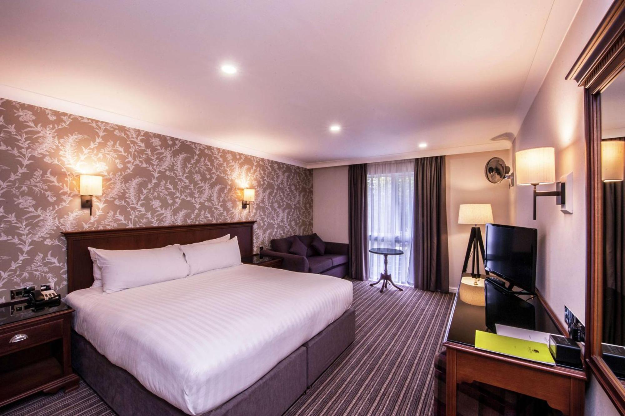 Doubletree By Hilton Cheltenham-Cotswolds Bagian luar foto